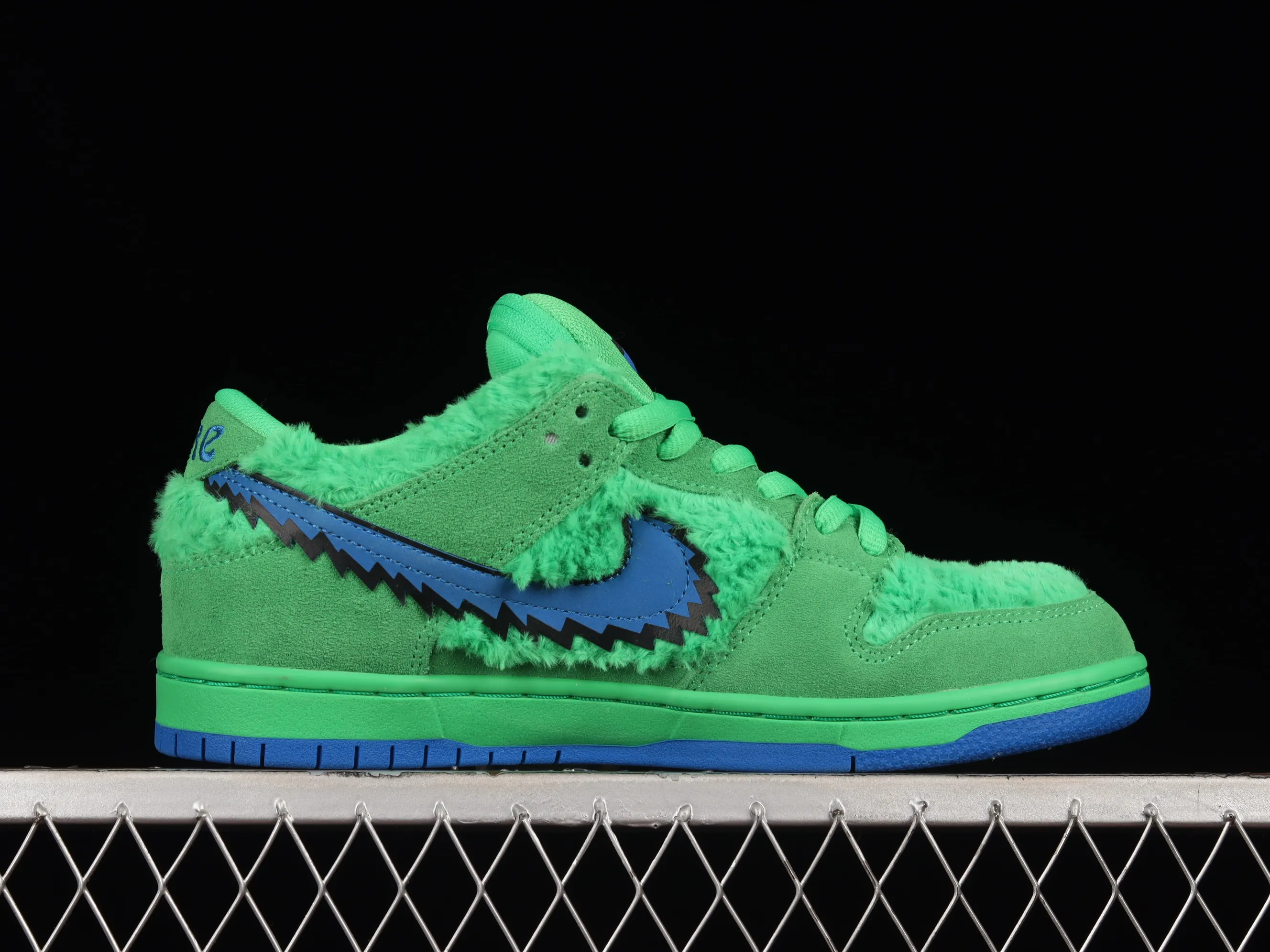 All Categories Nk SB Dunk Series Nk SB Dunk Low Low-top Sneakers OG Version Grateful Dead x Nk SB Dunk Low "Yellow Bear" Joint Model Green and Blue Bear Sports Skateboard Shoes CJ5378-300
